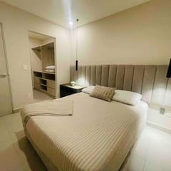 Central Apt: A/C, BBQ, 5min to Arena & Gym