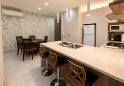 Parkfront Luxury Apt w/ Terrace BBQ & Gym - Image 3