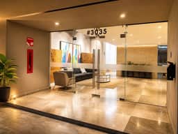 18th Floor Penthouse w/ City Views, Fast WiFi, - Image 5