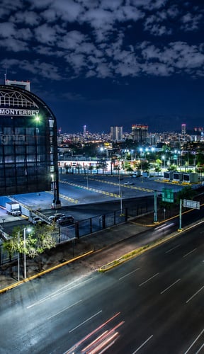 Vista nocturna de Arena Monterrey y la ciudad iluminada