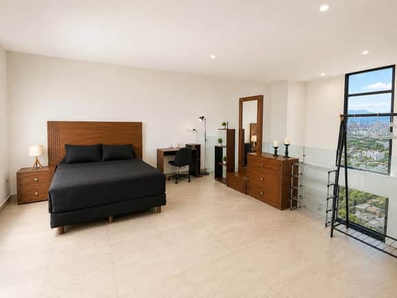 18th Floor Penthouse w/ City Views, Fast WiFi, - Image 3