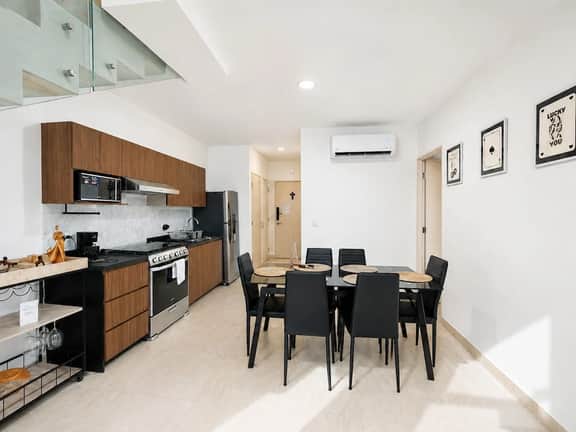 18th Floor Penthouse w/ City Views, Fast WiFi, - Image 4