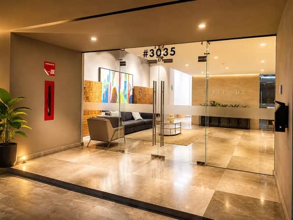 18th Floor Penthouse w/ City Views, Fast WiFi, - Image 5