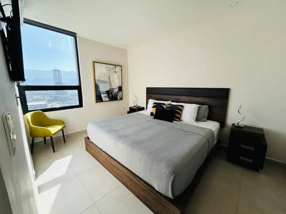 Penthouse w/ AC & Gym, Arena MTY Views - Image 5