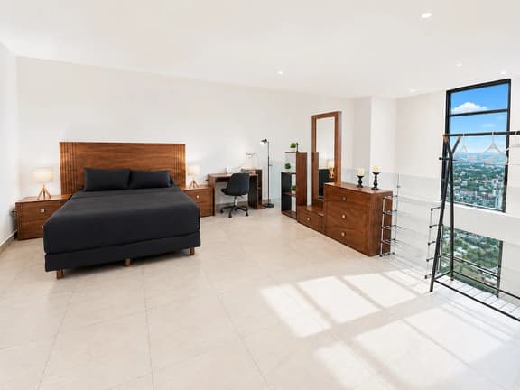 18th Floor Penthouse w/ City Views, Fast WiFi, - Image 1