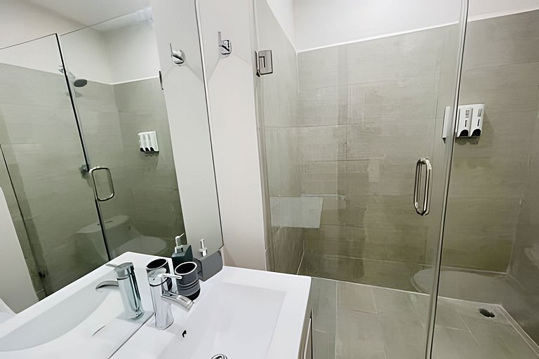 Hermoso Apto nuevo, BBQ, AC, Arena Mty, 2BR