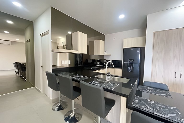 Hermoso Apto nuevo, BBQ, AC, Arena Mty, 2BR