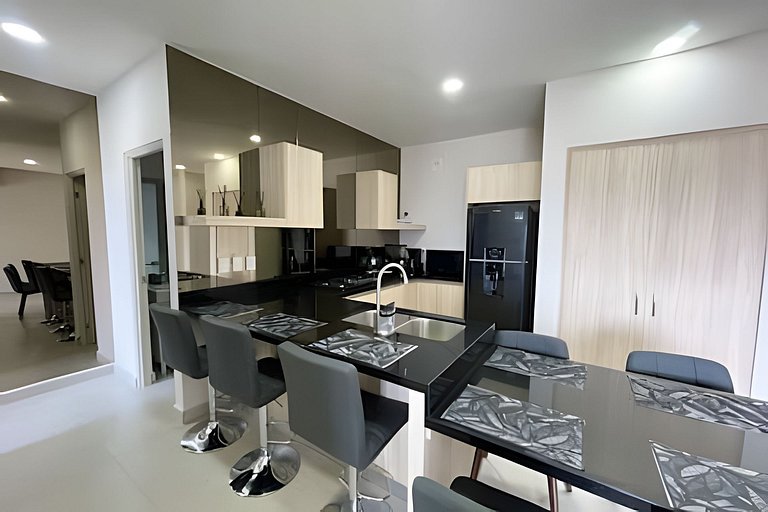 Hermoso Apto nuevo, BBQ, AC, Arena Mty, 2BR