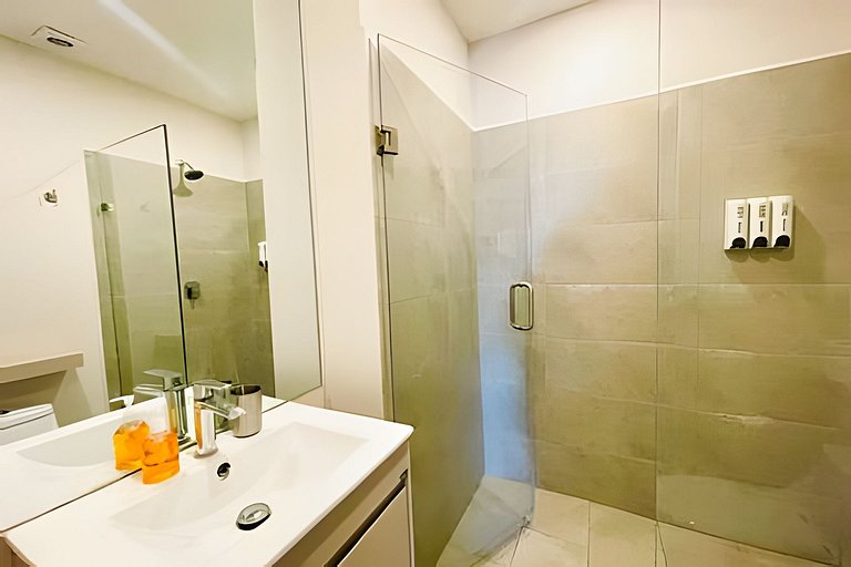 Lujoso Apt/Frente Arena Mty/Terraza/Parking/6Pax