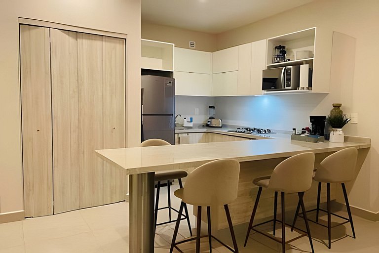 Luxury Apt/2BR/5 min ArenaMty/Gym/BBQ-WiFi/Parking