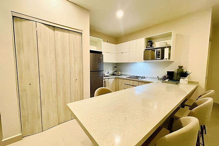 Luxury Apt/2BR/5 min ArenaMty/Gym/BBQ-WiFi/Parking