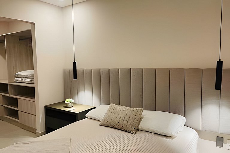 Luxury Apt/2BR/5 min ArenaMty/Gym/BBQ-WiFi/Parking