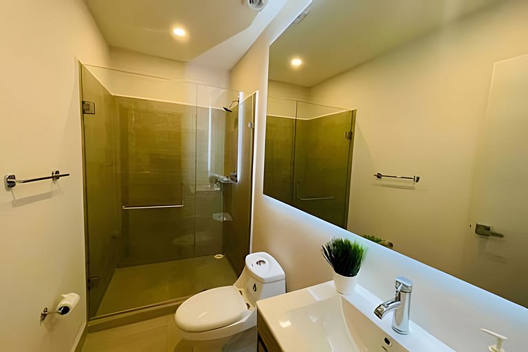Luxury Apt/2BR/5 min ArenaMty/Gym/BBQ-WiFi/Parking