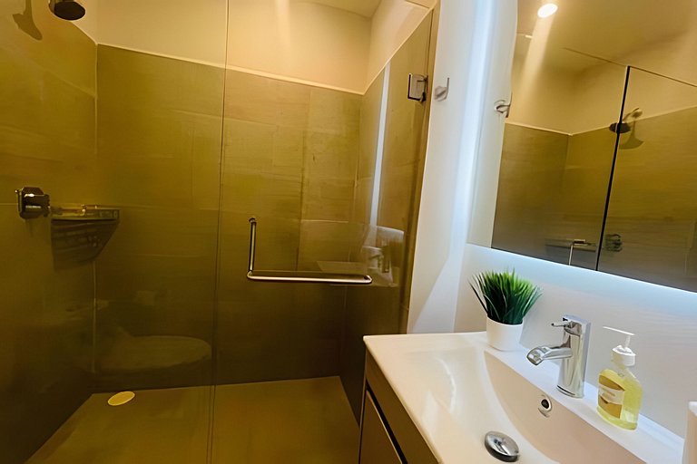 Luxury Apt/2BR/5 min ArenaMty/Gym/BBQ-WiFi/Parking