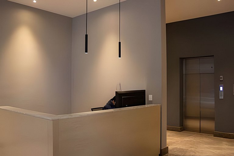 Luxury Apt/2BR/5 min ArenaMty/Gym/BBQ-WiFi/Parking